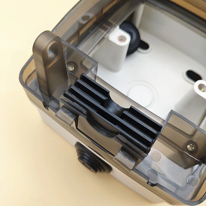 Vodoodporna IP66 nadometna 16 A 230 V zunanja Schuko vtičnica z vodoodpornim zatemnjeno prozornim pokrovom z možnostjo zaklepanja - 6 | Shopply